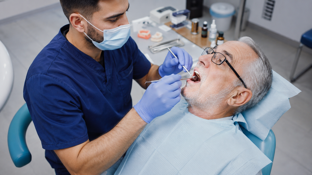 Dentiste examinant un patient senior diabétique avant la pose d'un implant dentaire.