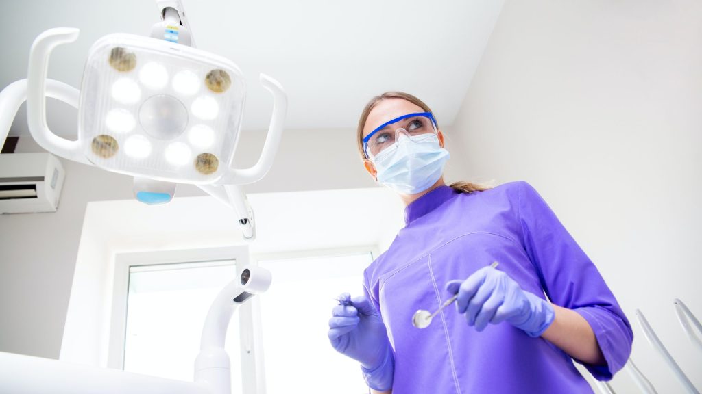 Pose d’un cap dentaire chez une patiente senior