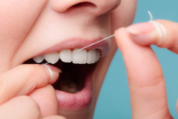10 habitudes quotidiennes pour maintenir une santé bucco-dentaire optimale 2 Fil dentaire