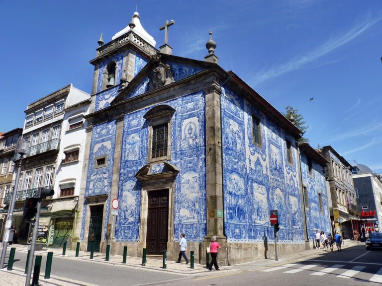 Capela da Almas ou Santa Catarina Cette Eglise est située juste en face du métro Bolhão, au numéro 428 de la Rua Santa Catarina
