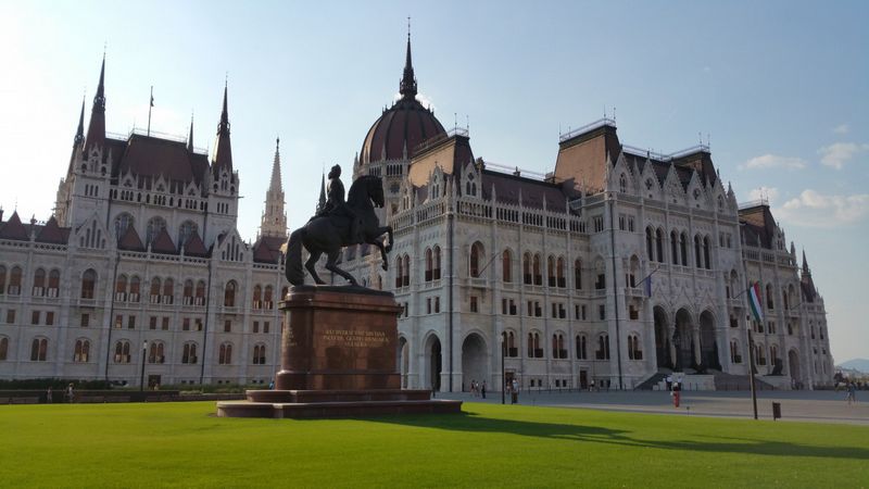 Que faire à Budapest ? Les 15 incontournables pendant votre séjour dentaire 2 Le Parlement hongrois au bord du Danube à Budapest