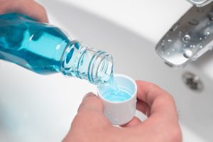 Infection autour d’un implant dentaire : comprendre la péri-implantite et les solutions 4 Bain de bouche