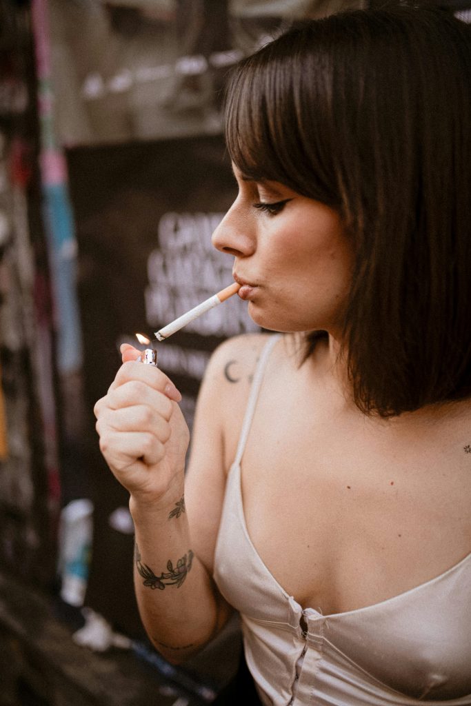 10 habitudes quotidiennes pour maintenir une santé bucco-dentaire optimale 4 Tabac