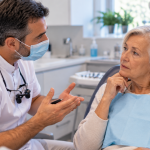 Patiente senior consultant un dentiste avant une greffe osseuse dentaire