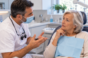 Patiente senior consultant un dentiste avant une greffe osseuse dentaire