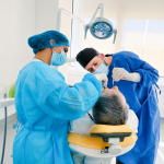 Dentiste réalisant la pose d'implants dentaires dans une clinique moderne à l'étranger.