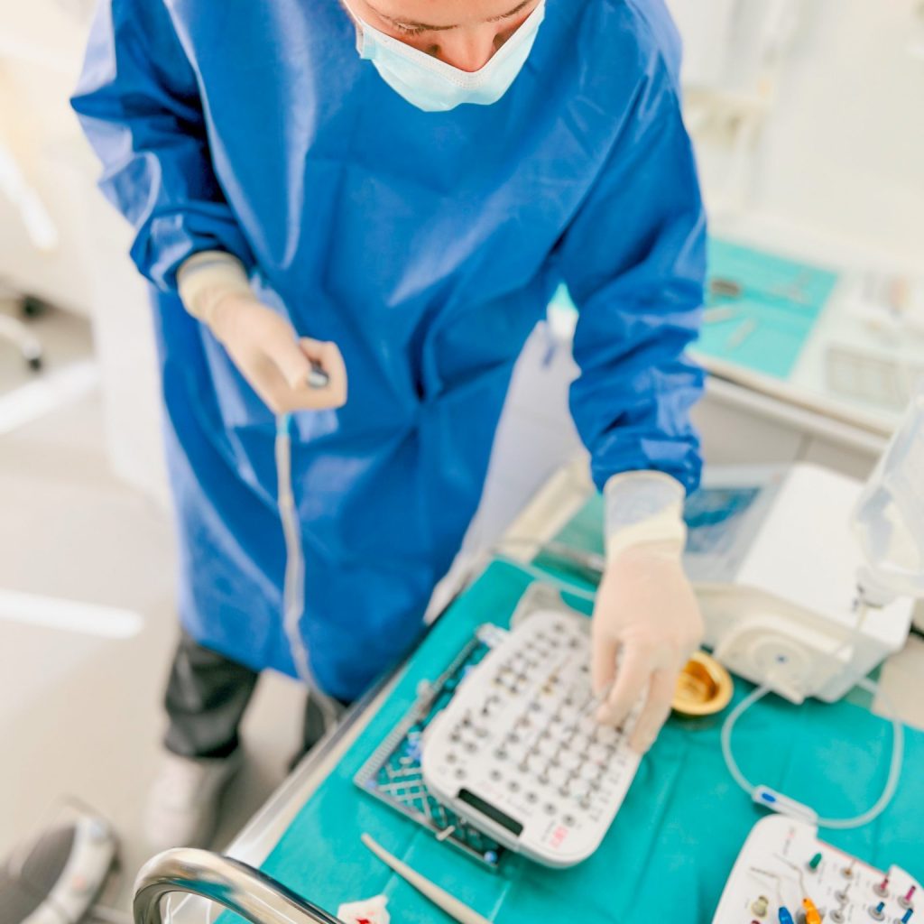 Chirurgien-dentiste préparant la pose d’un implant dentaire