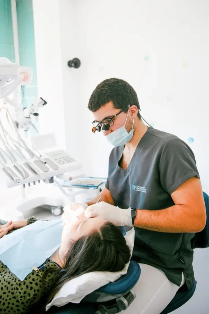 Comment refaire toutes ses dents quand on n’a pas les moyens ? 3 Centres dentaires au Portugal