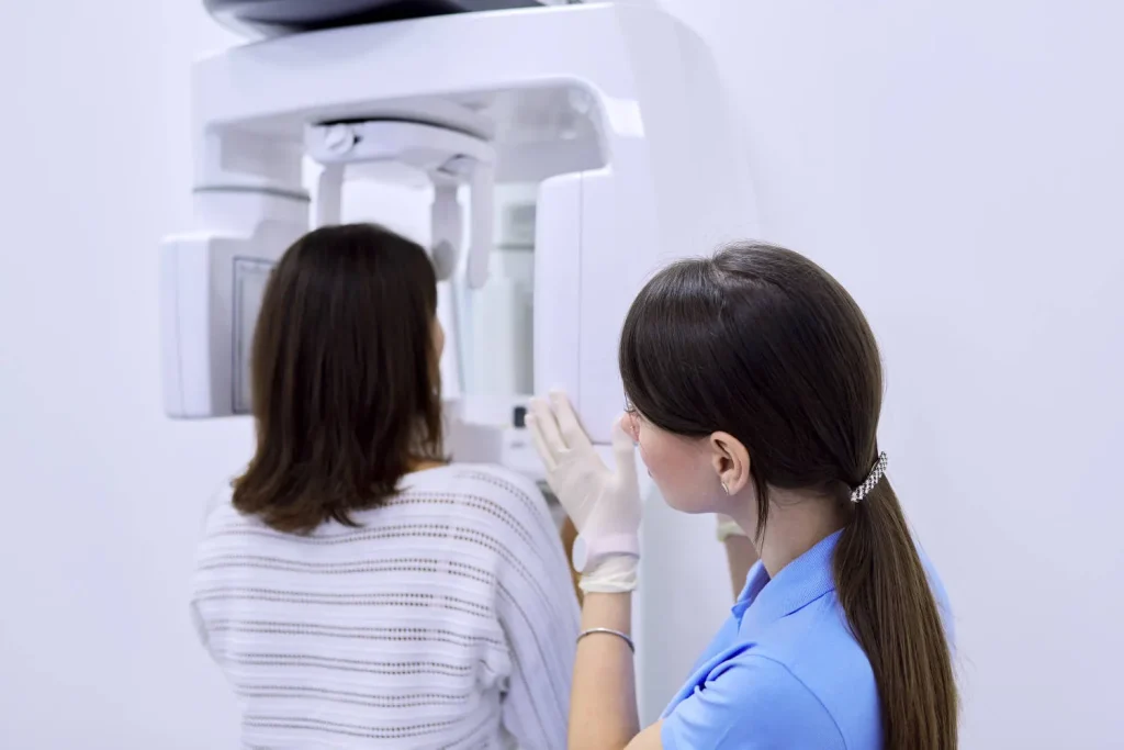 Radiographie 3D utilisée dans les soins dentaires au Portugal pour préparer les implants.