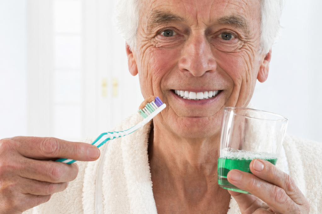 patient senior brossage dents apres all-on-4 hygiene implants dentaires