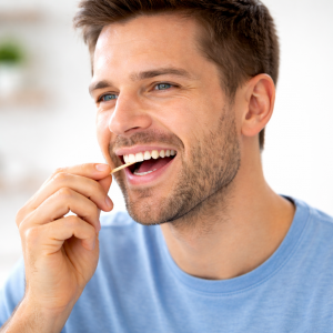 homme utilisant un cure dent entre les dents