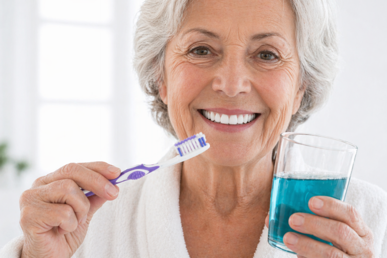 femme senior brossage dents apres all-on-4 hygiene implants dentaires