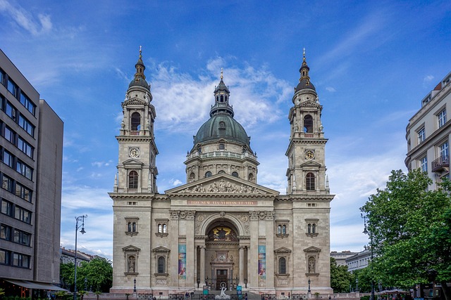 Que faire à Budapest ? Les 15 incontournables pendant votre séjour dentaire 7 La basilique Saint-Étienne au cœur de Budapest