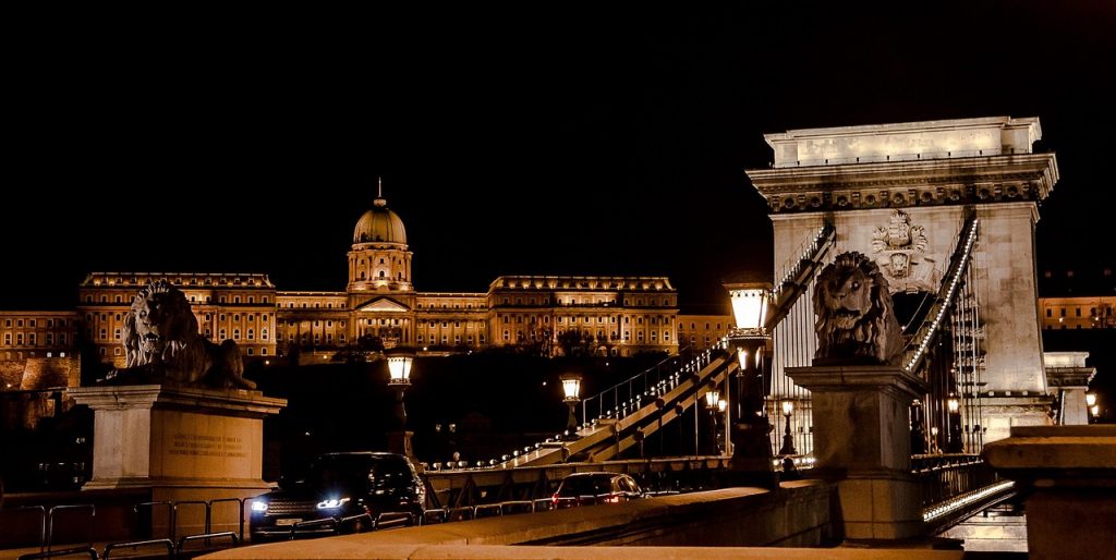 Que faire à Budapest ? Les 15 incontournables pendant votre séjour dentaire 6 Le Pont des Chaînes reliant Buda et Pest à Budapest