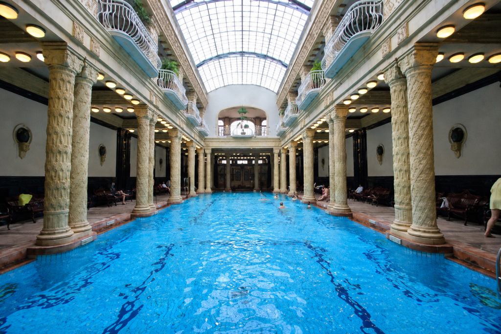 Que faire à Budapest ? Les 15 incontournables pendant votre séjour dentaire 9 Piscine intérieure des thermes Gellért à Budapest