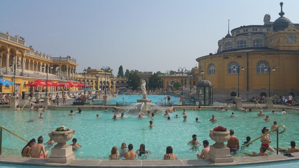 Que faire à Budapest ? Les 15 incontournables pendant votre séjour dentaire 8 Les thermes Széchenyi à Budapest