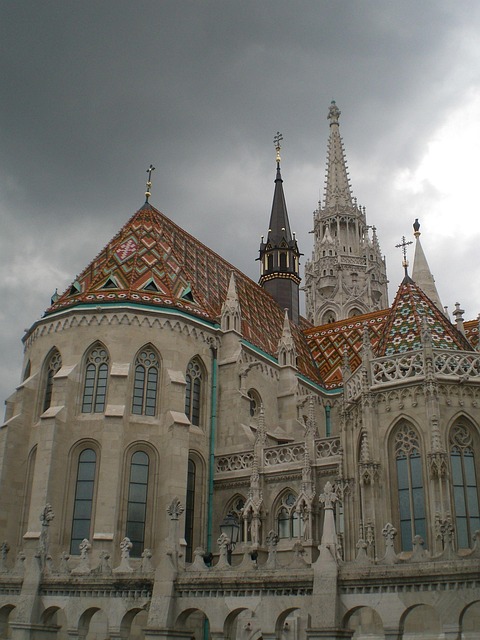 Que faire à Budapest ? Les 15 incontournables pendant votre séjour dentaire 4 L'église Matthias dans le quartier du château de Buda à Budapest