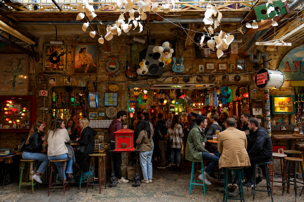Que faire à Budapest ? Les 15 incontournables pendant votre séjour dentaire 10 Le quartier juif de Budapest avec ses bars et son ambiance animée